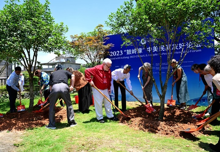 2023年6月28日，出席“鼓嶺之友”座談會(huì)的中美各界人士在鼓嶺共同植樹留念。