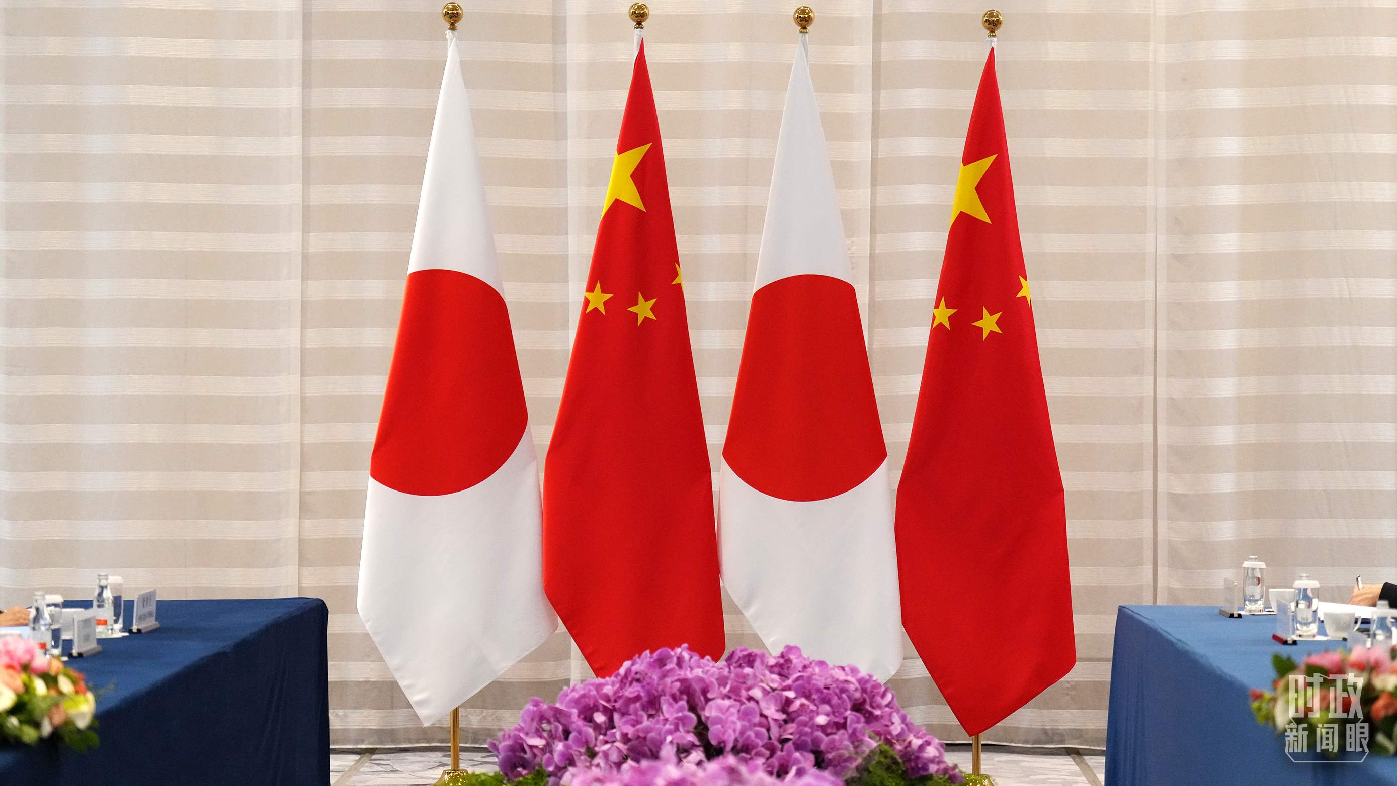 △會談現場的中日兩國國旗。（總臺國廣記者李晉拍攝）