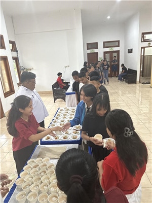 學生們品嘗中華美食湯圓和燒賣。主辦方供圖
