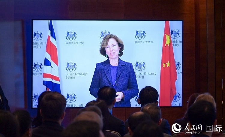 英國(guó)駐華大使吳若蘭發(fā)表視頻主旨演講。人民網(wǎng) 郭錦標(biāo) 攝