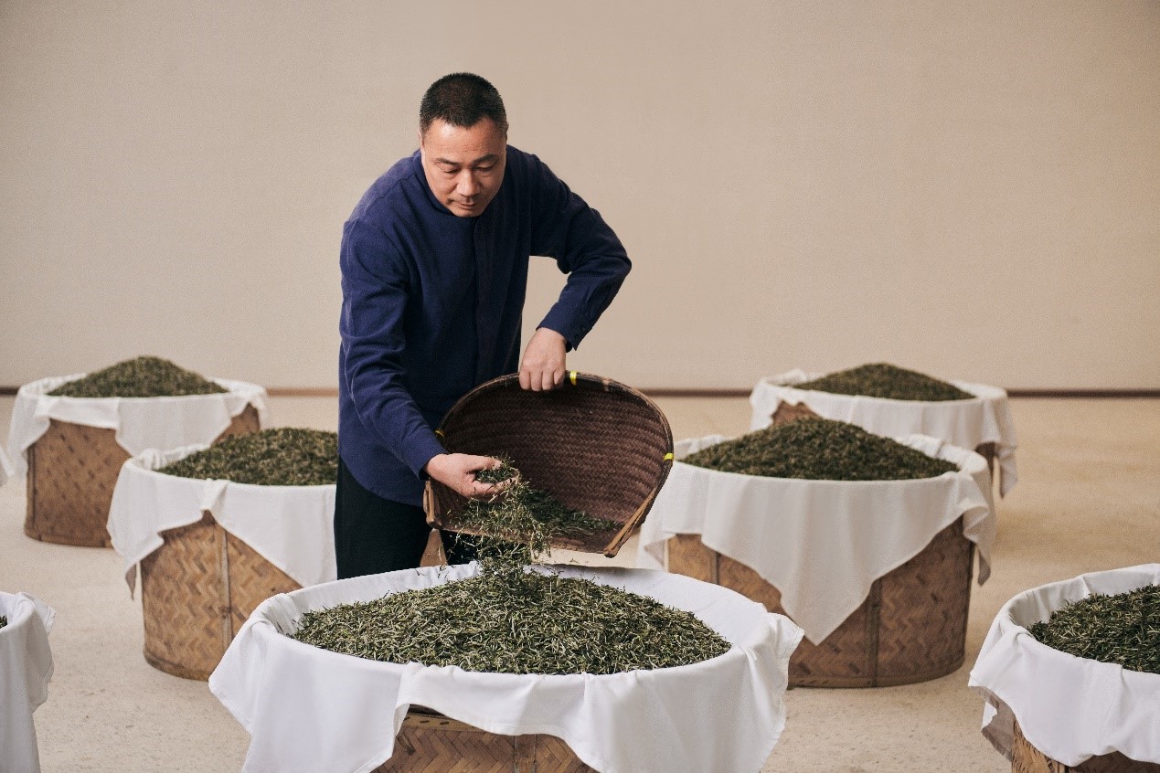 福鼎白茶制作技藝的省級(jí)代表性傳承人林振傳在制茶。受訪(fǎng)者供圖