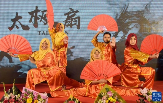 11月22日，在孟加拉國(guó)達(dá)卡，學(xué)生在孔子課堂揭牌儀式上表演。新華社發(fā)（薩利姆攝）