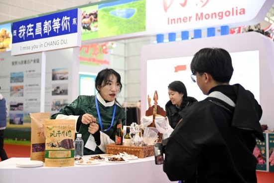11月23日，參展商和參觀者在國家會展中心（天津）國內(nèi)省市合作交流展區(qū)交流。新華社記者 趙子碩 攝