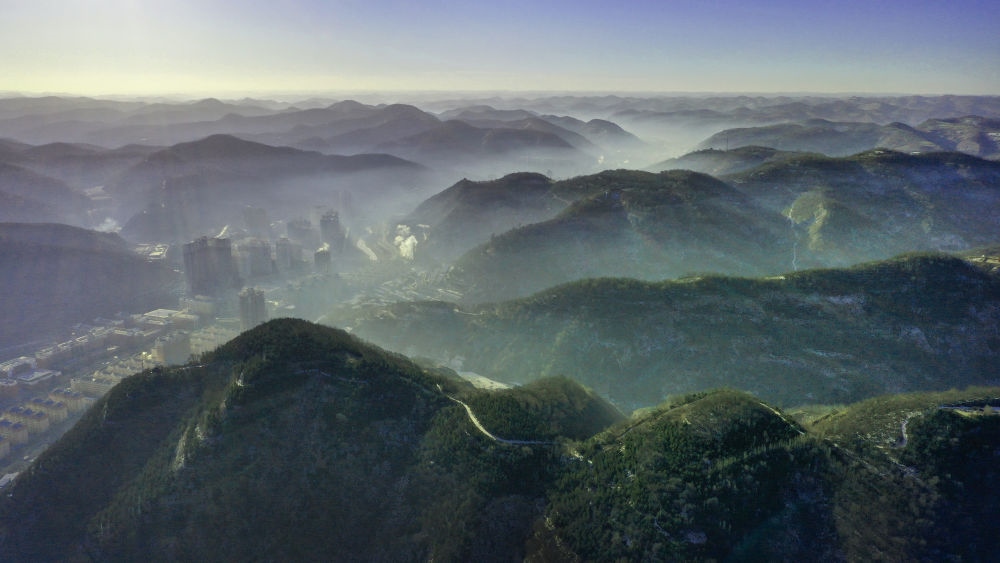 陜西省延安市吳起縣的山山峁峁被茂密的山林覆蓋（2021年12月20日攝，無人機(jī)照片）。新華社記者 陶明 攝