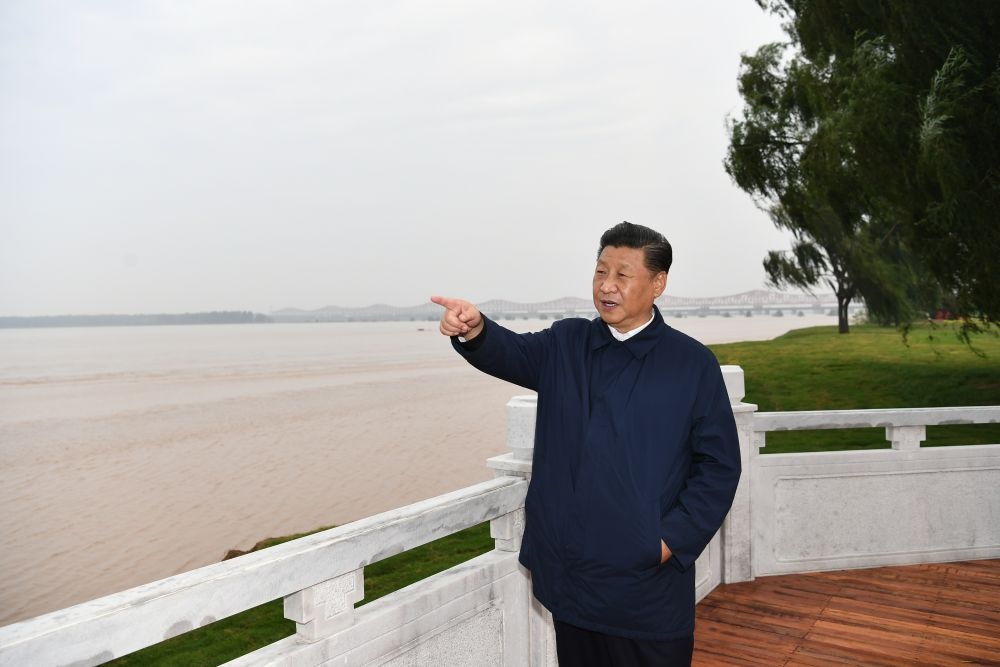 2019年9月16日至18日，中共中央總書記、國(guó)家主席、中央軍委主席習(xí)近平在河南考察。這是17日下午，習(xí)近平在鄭州黃河國(guó)家地質(zhì)公園，眺望黃河鄭州段。新華社記者 謝環(huán)馳 攝