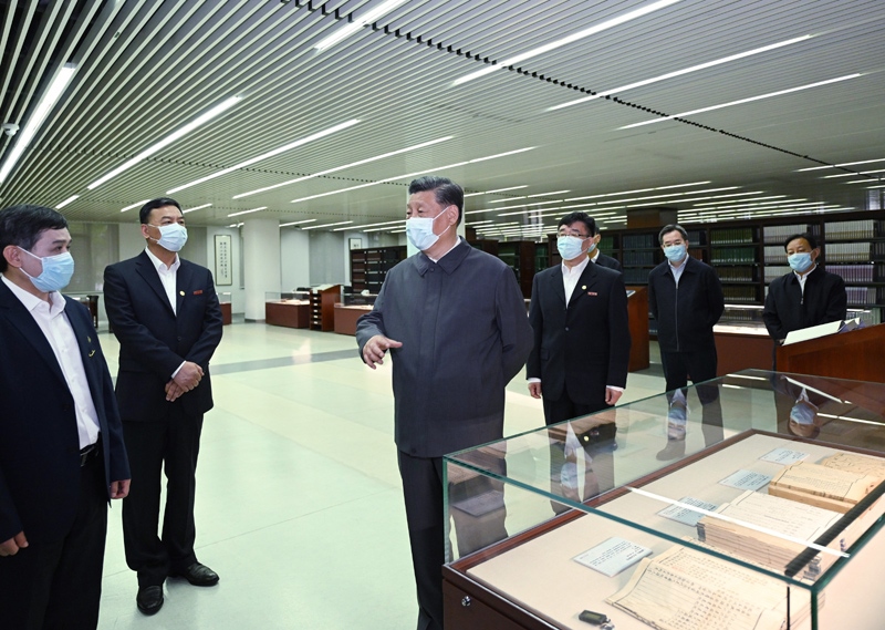 2022年4月25日，習(xí)近平來到中國人民大學(xué)考察調(diào)研。這是他在圖書館考察。