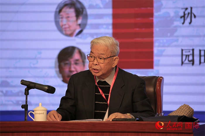 北京外國語大學(xué)北京日本學(xué)研究中心原主任嚴(yán)安生發(fā)表主旨演講。人民網(wǎng)記者 張麗婭攝