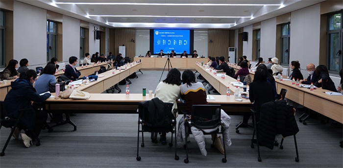 “區(qū)域國別學(xué)視角下的日語學(xué)科建設(shè)”圓桌論壇現(xiàn)場(chǎng)。主辦方供圖