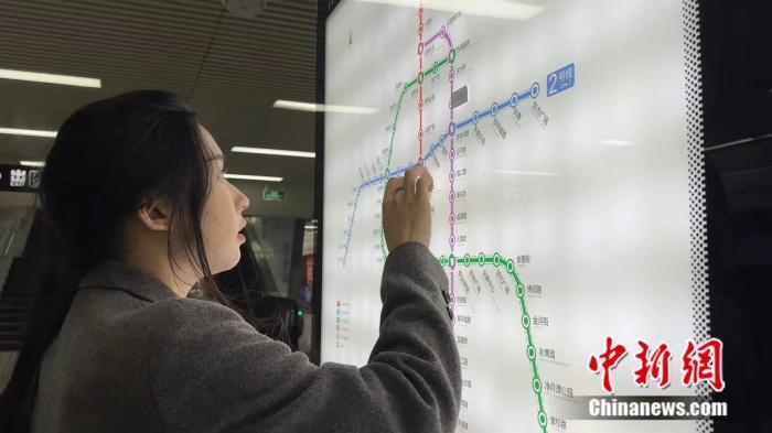 李佳夢(mèng)正在坐地鐵。呂盛楠 攝