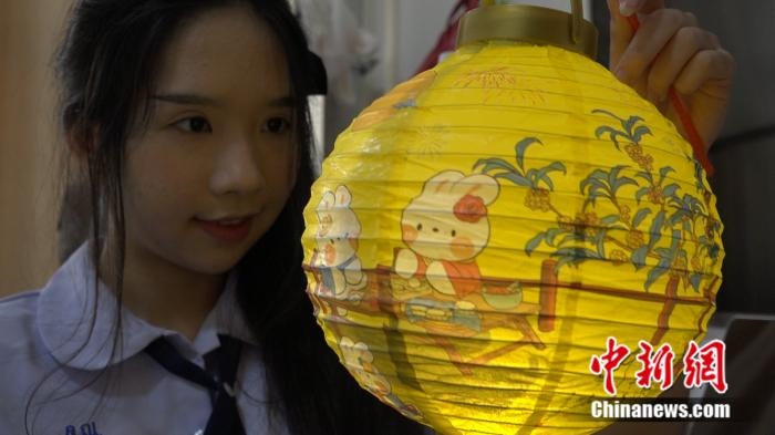 李佳夢(mèng)正在做兔子花燈。呂盛楠 攝
