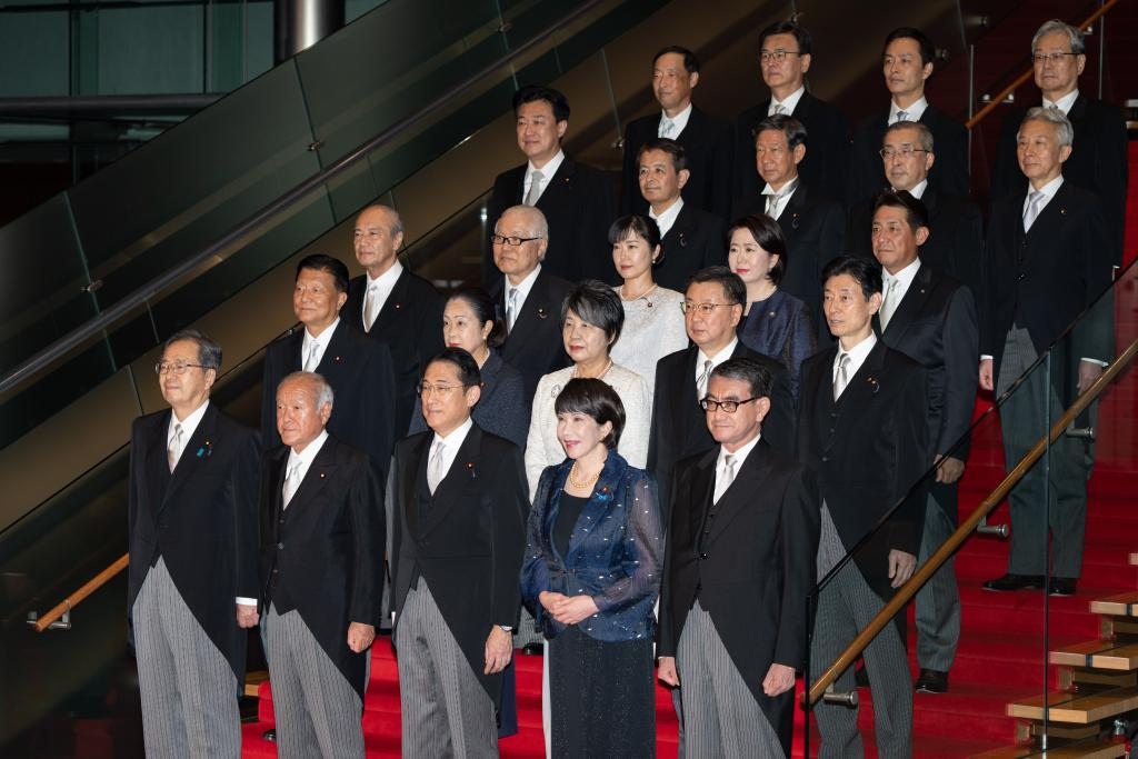 9月13日，日本首相岸田文雄（前排中）在東京的首相官邸率閣僚合影。新華社記者張笑宇攝