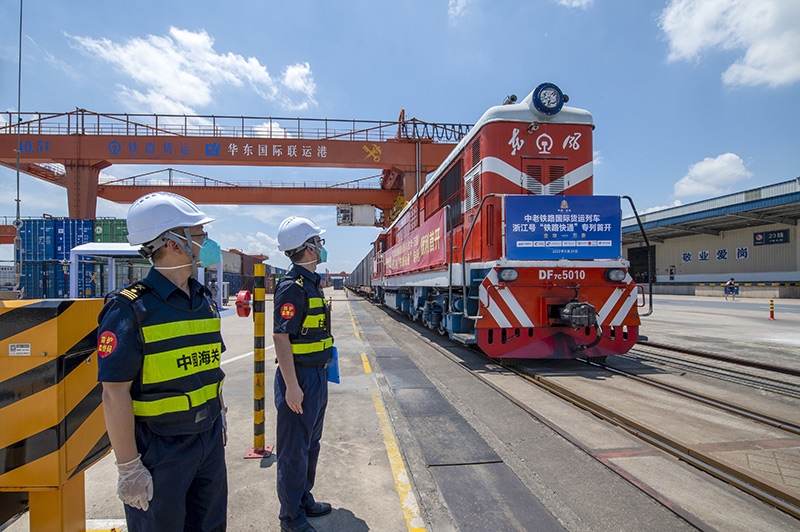 2022年6月29日，浙江金華，中老鐵路國際貨運(yùn)列車浙江號“鐵路快通”首趟專列經(jīng)海關(guān)監(jiān)管后，從金華南站鳴笛啟程，經(jīng)磨憨口岸駛向老撾萬象。