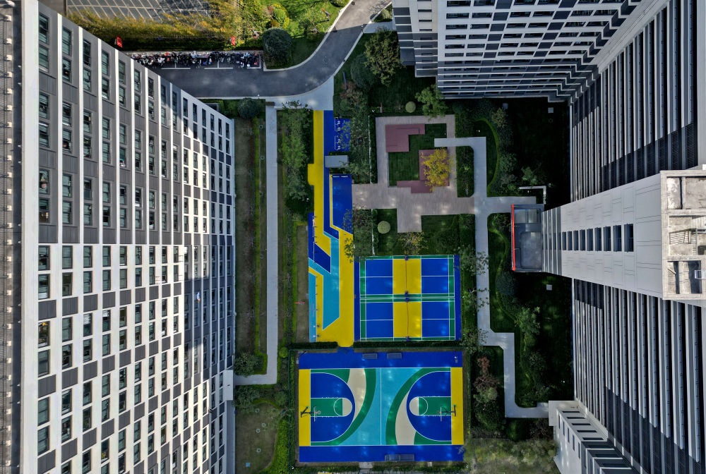 社區(qū)內(nèi)的運動場地設(shè)施（無人機(jī)照片）。