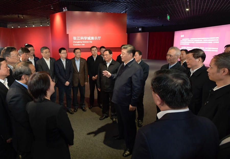 2018年11月6日，習(xí)近平在上海張江科學(xué)城展示廳考察時(shí)，同在場(chǎng)的科技工作者親切交談。