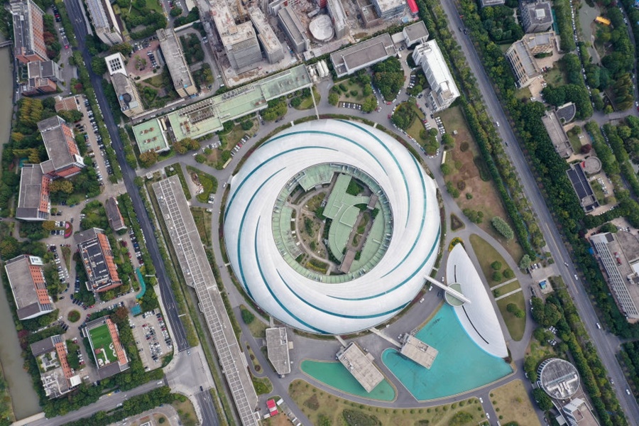位于上海張江科學(xué)城的國(guó)家大科學(xué)裝置上海光源（2020年10月26日攝，無(wú)人機(jī)照片）。