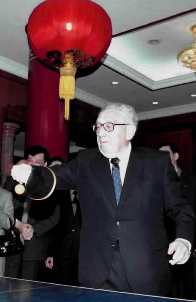 2001年3月18日，基辛格在中國人民對外友好協(xié)會紀(jì)念中美“乒乓外交”30周年的招待會開始前揮拍助興。新華社發(fā)