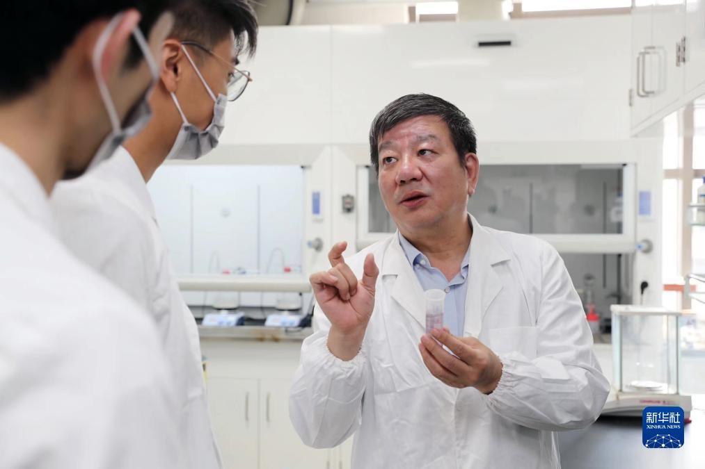 中國科學院院士、國家自然科學獎一等獎得主趙東元在復旦大學實驗室里指導學生（2023年9月2日攝）。新華社記者 劉穎 攝