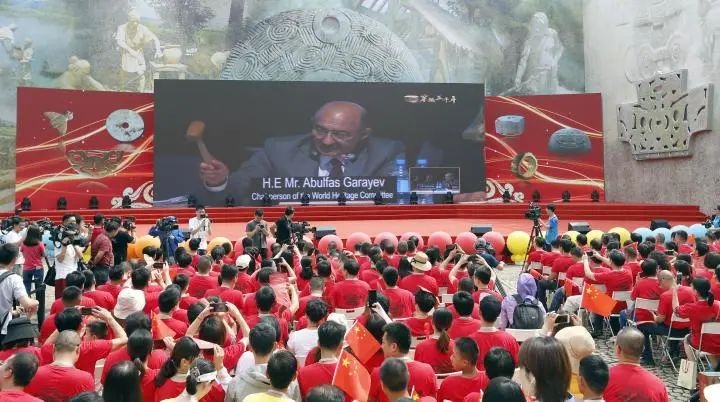 2019年7月6日，杭州市民揮舞國(guó)旗慶祝良渚古城遺址獲準(zhǔn)列入世界遺產(chǎn)名錄。記者 吳煌 倪雁強(qiáng) 攝