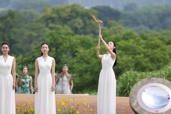 杭州亞運(yùn)會(huì)火種在良渚成功采集。記者 呂之遙 攝
