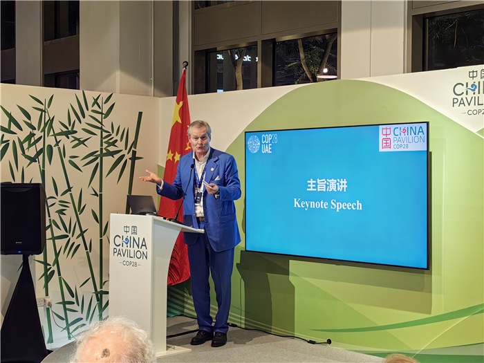 意大利都靈理工大學(xué)終身教授岡特·鮑利發(fā)言。COP28中國(guó)角供圖
