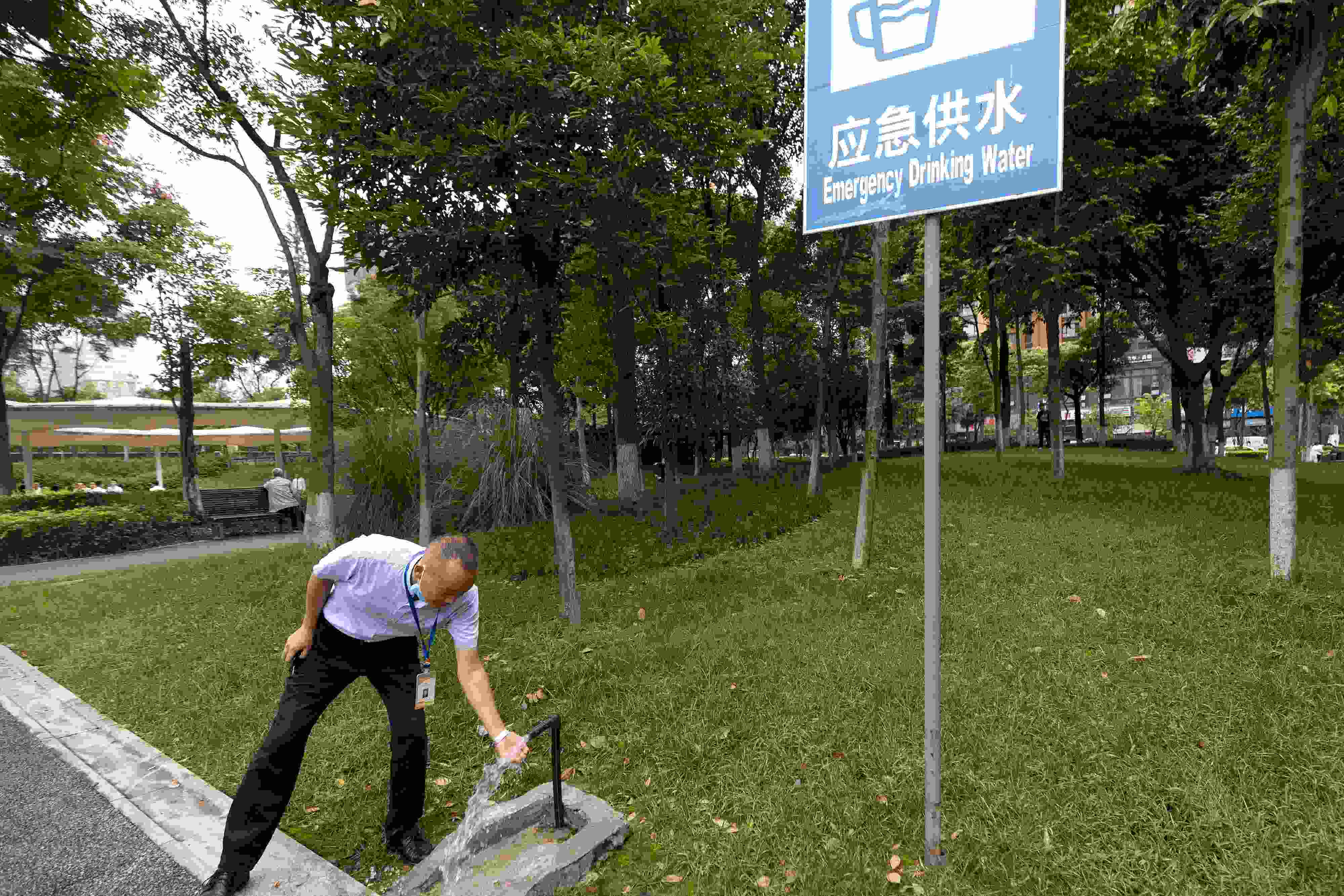 位于成都高新區(qū)天府二街與天府三街之間的大源中央公園，應(yīng)急供水設(shè)施標(biāo)識(shí)醒目。
