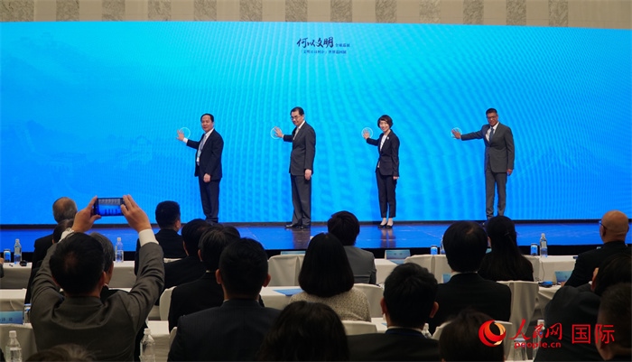 嘉賓共同啟動(dòng)“何以文明”日本特展體驗(yàn)暨2024年總臺(tái)春晚宣介區(qū)。人民網(wǎng) 蔣曉辰攝