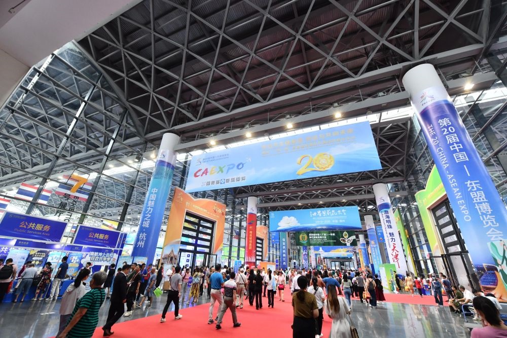 2023年9月18日，參觀者在第二十屆中國—東盟博覽會東盟商品展區(qū)選購商品。新華社記者 黃孝邦 攝