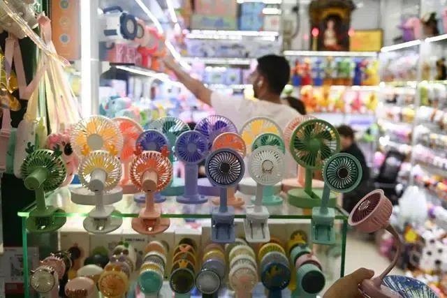 △近期，客商在浙江義烏國際商貿(mào)城采購商品。