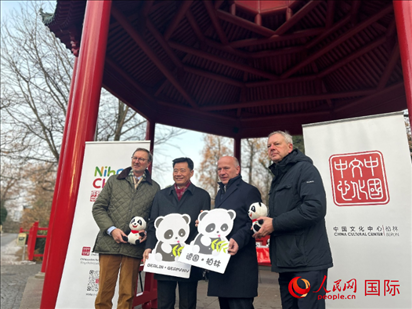 中國(guó)文化中心組織的主題活動(dòng)現(xiàn)場(chǎng)。從左至右依次為柏林動(dòng)物園園長(zhǎng)克尼里姆、中國(guó)駐德國(guó)大使吳懇、柏林市長(zhǎng)韋格納、柏林動(dòng)物園監(jiān)事會(huì)主席布魯克曼。人民網(wǎng)記者 徐馨攝