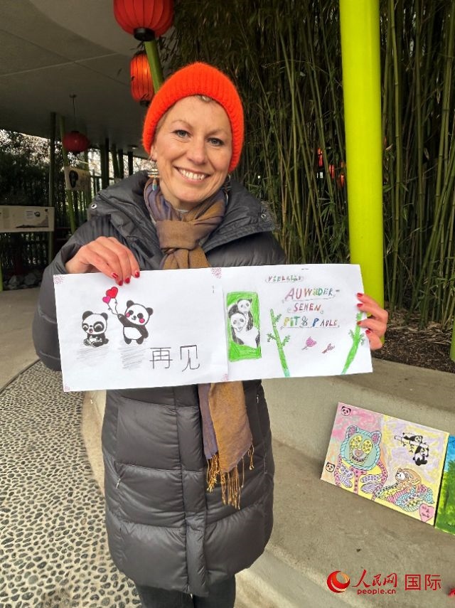 桑德拉和德國(guó)小朋友們的作品。右圖寫(xiě)著“祝福好運(yùn)，再見(jiàn) Pit和Paule（“夢(mèng)想”“夢(mèng)圓”的德語(yǔ)名字）”。人民網(wǎng)記者 徐馨攝