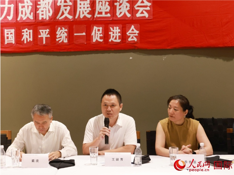 中國駐里約總領(lǐng)館副總領(lǐng)事王尉育（中）在座談會(huì)中致辭。人民網(wǎng)記者 陳海琪攝
