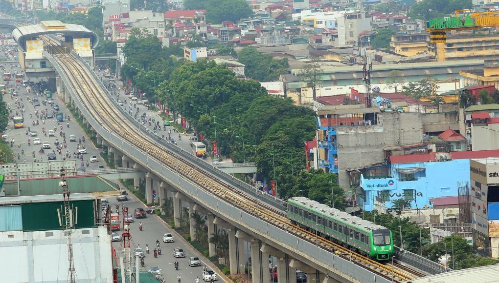 2021年11月6日，列車在越南首都河內(nèi)吉靈-河?xùn)|輕軌線上行駛。中企承建的越南首條城市輕軌項(xiàng)目交接儀式當(dāng)日在河內(nèi)舉行，標(biāo)志著該項(xiàng)目投入運(yùn)行。新華社/越通社