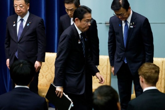 11月2日，在日本東京首相官邸，日本首相岸田文雄在新聞發(fā)布會后離開會場。新華社發(fā)（Pool圖片，太田潔攝）