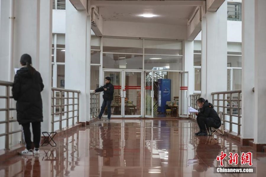資料圖：幾位考研學(xué)生在南昌大學(xué)教學(xué)樓的天橋上復(fù)習(xí)備考。劉力鑫 攝