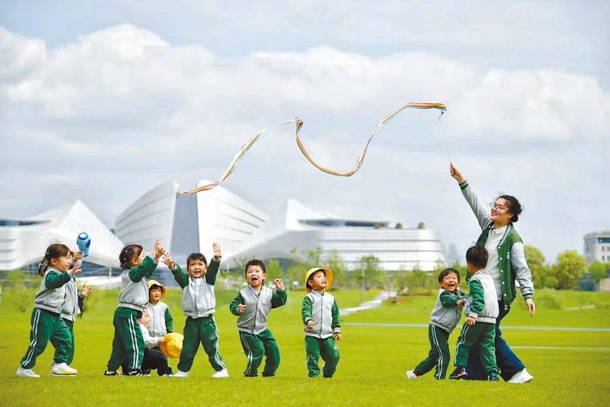  童心飛揚 在浙江衢州市智慧新城草坪公園，一名幼兒園老師揮舞彩帶，與孩子們一起玩耍。衢州市柯城區(qū)將兒童友好理念融入城區(qū)整體規(guī)劃，努力為兒童成長創(chuàng)造更好的發(fā)展環(huán)境，提升兒童和家庭的獲得感、幸福感、安全感。 衢州市柯城區(qū)某幼兒園哥倫比亞籍教師 莉莉安娜·雷斯特雷波·埃斯皮諾薩攝 “我和家人都很喜歡在衢州生活，這是一座兒童友好城市，有很多兒童營地和戶外活動場所。我看到孩子們在幼兒園、戶外非?？鞓返赝嫠?，便用相機記錄下這美好時刻?！? /></p> <p style=