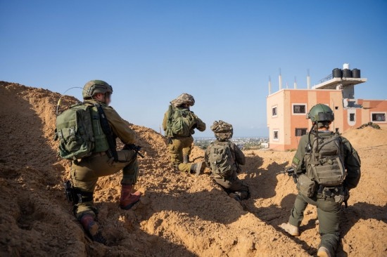 這張以色列國防軍12月10日發(fā)布的照片顯示，以軍地面部隊在加沙地帶進行軍事行動。新華社發(fā)