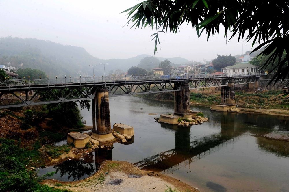 這是滇越鐵路連接中越兩國的中越鐵路大橋，橋的對岸是越南老街省（2010年3月20日攝）。