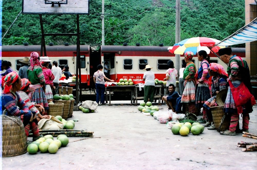 這是90年代中后期滇越鐵路沿線的集市，客運(yùn)列車的開行為當(dāng)?shù)氐拇迕駧砩虣C(jī)。