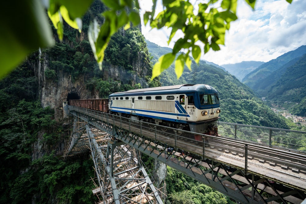 進(jìn)行人字橋橋梁檢測的米軌列車通過人字橋（2023年9月6日攝）。