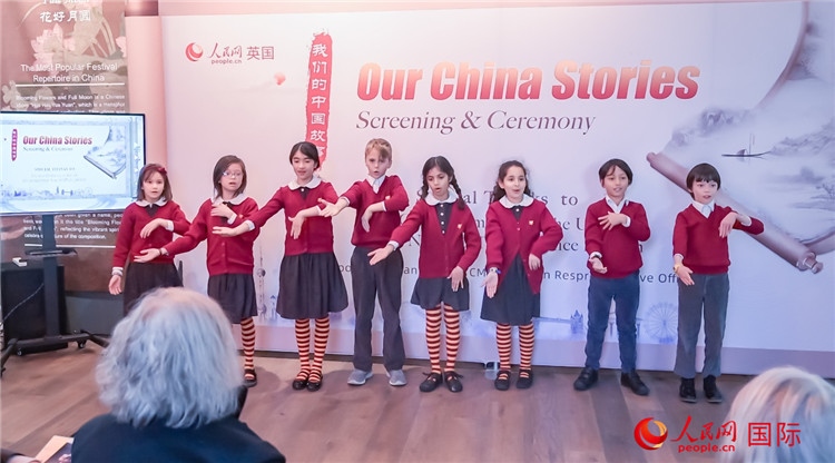 肯辛頓韋德預備學校小學生表演。人民網(wǎng) 郭錦標攝