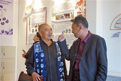  在大理州古生村訴訟服務(wù)站內(nèi)，全國人大代表樊九平為“阿鵬調(diào)解員”點(diǎn)贊。