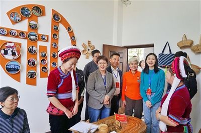  在大理法院喜洲法庭，代表們與“金花調(diào)解員”共同探討民族特色調(diào)解工作方法。