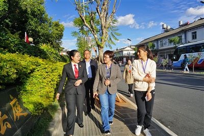  全國人大代表王爭（右一）、張海鷗（右二）向法官了解民族特色調(diào)解工作機(jī)制。