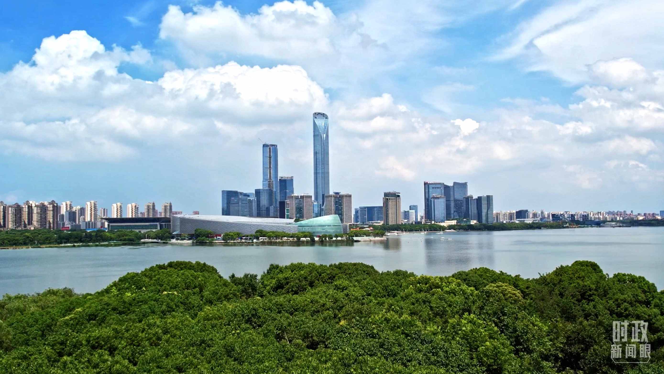 △金雞湖畔的蘇州工業(yè)園區(qū)。（總臺央視記者范凱拍攝）