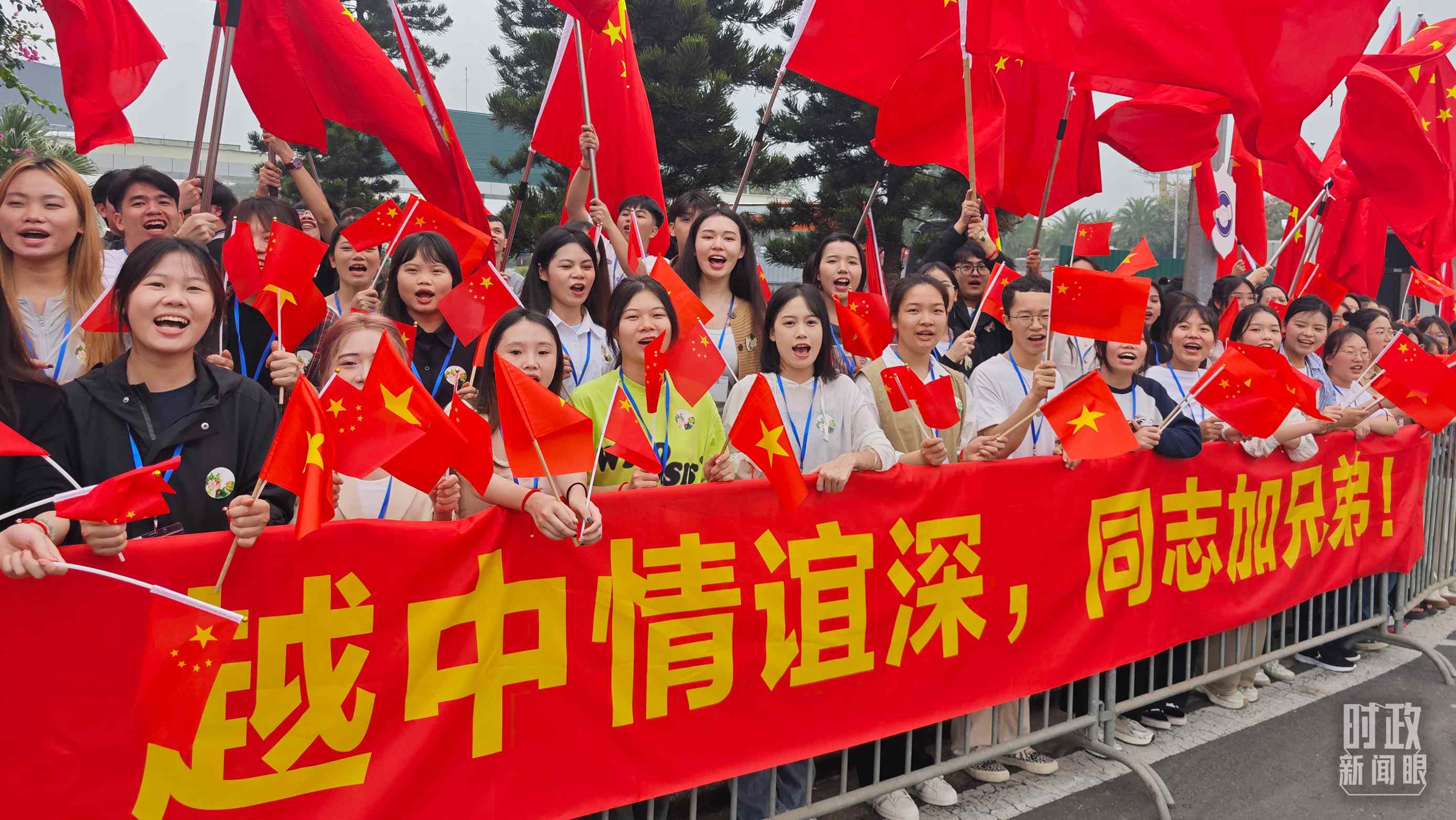 △習(xí)近平乘車從機(jī)場赴下榻飯店途中，許多人自發(fā)聚集在道路兩旁，揮舞兩國旗幟，表達(dá)熱烈歡迎。（總臺央視記者耿小龍拍攝）