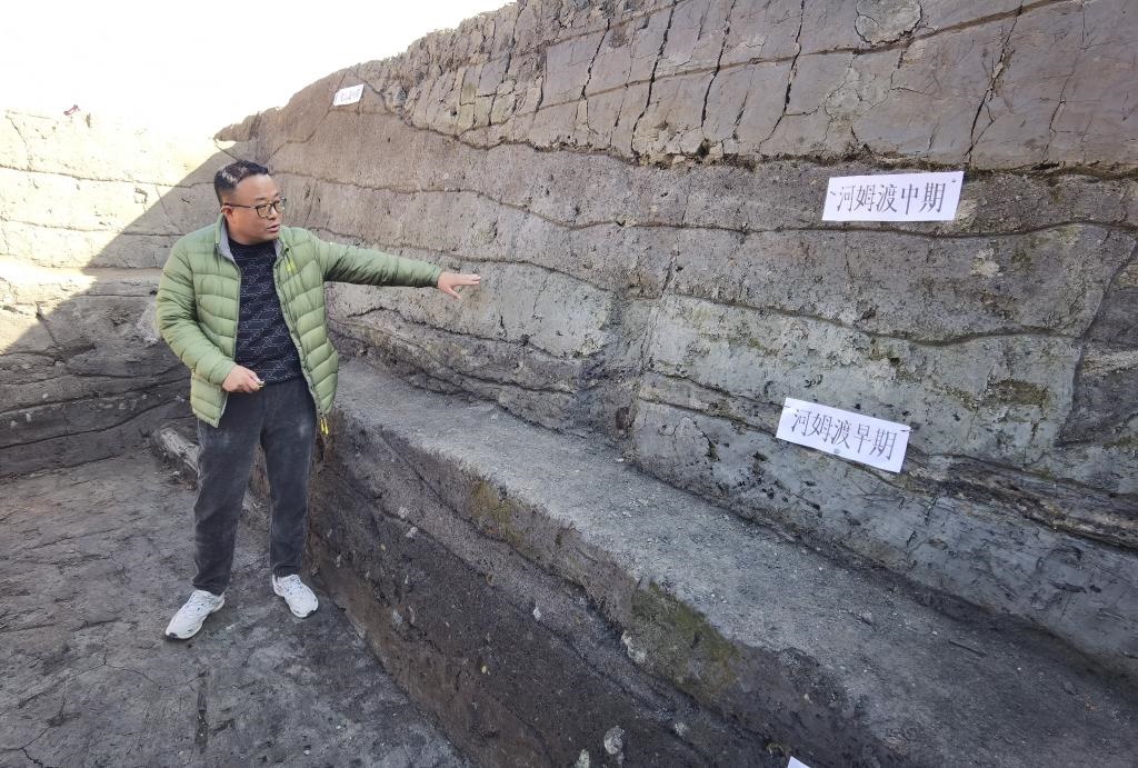 12月14日，汶溪遺址發(fā)掘項(xiàng)目現(xiàn)場(chǎng)負(fù)責(zé)人雷少介紹遺址整體情況。新華社記者顧小立 攝