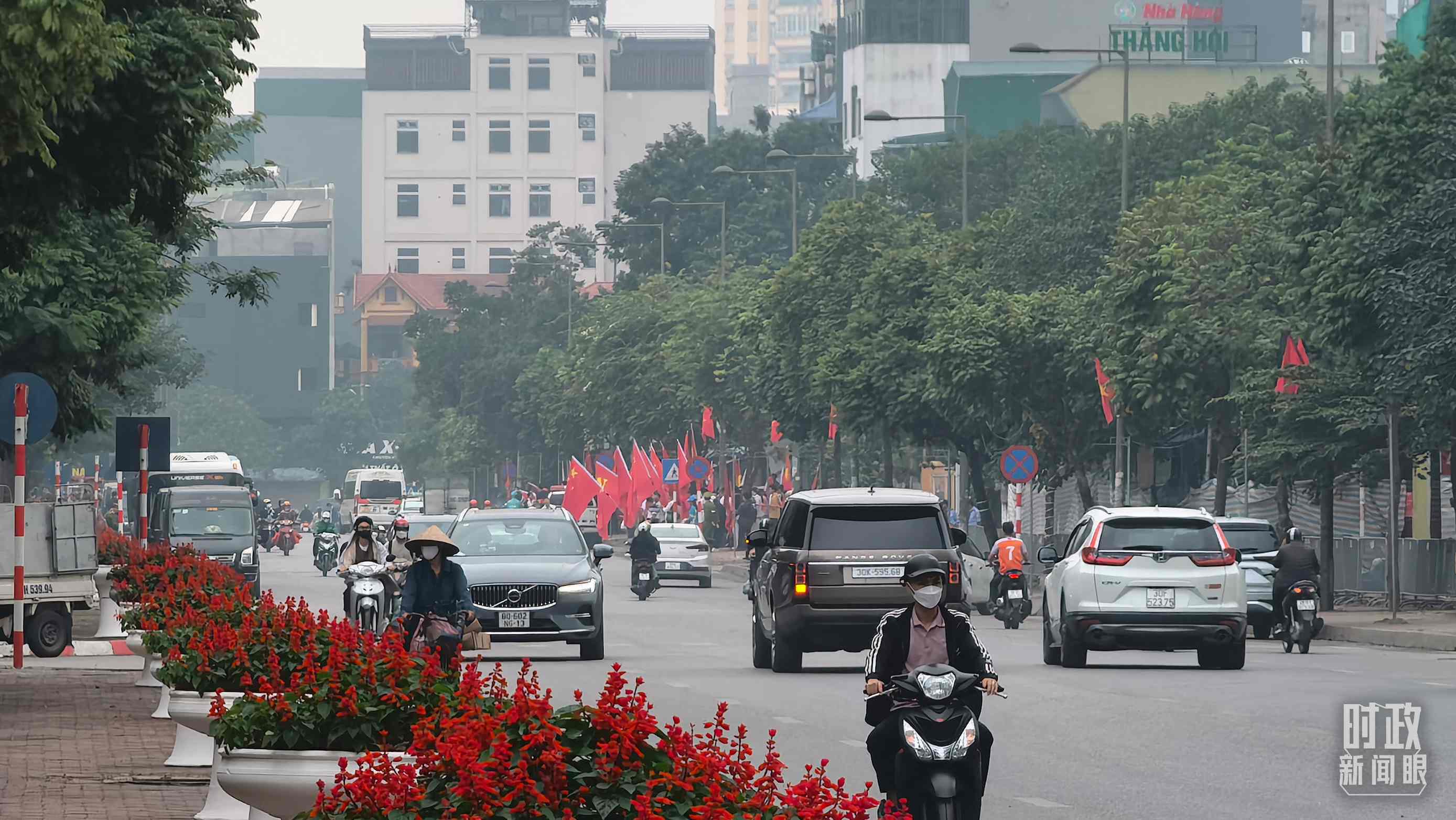 △河內(nèi)街道兩側(cè)的中越兩黨兩國旗幟。（總臺央視記者韓銳拍攝）