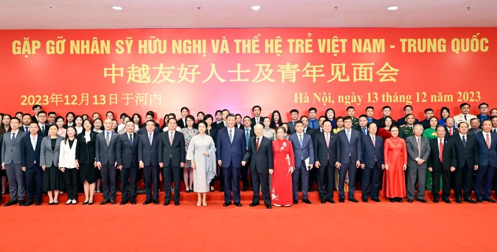這是習(xí)近平夫婦和阮富仲夫婦同中越兩國青年和友好人士代表親切合影。