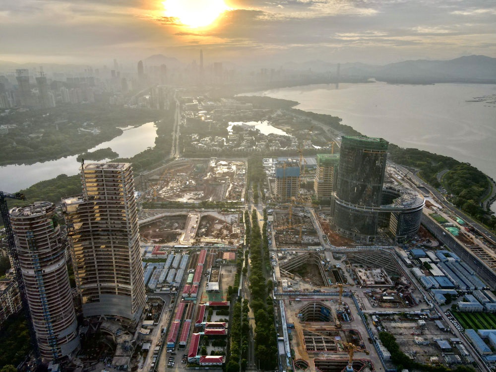 位于深圳市南山區(qū)的深圳灣超級總部基地建設(shè)現(xiàn)場（無人機(jī)照片，2023年8月26日攝）。新華社記者 周科 攝