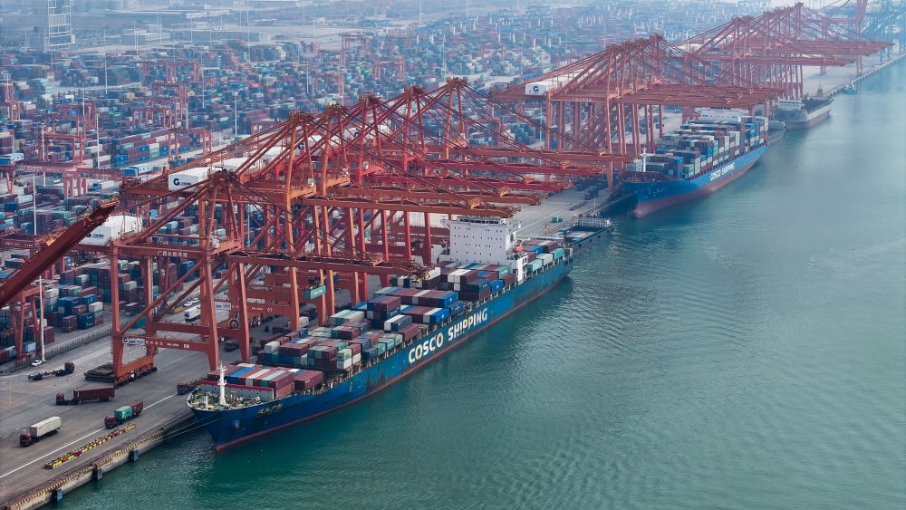 兩艘貨輪在欽州港集裝箱碼頭下卸集裝箱（無人機(jī)照片，2023年11月24日攝）。新華社記者 張愛林 攝